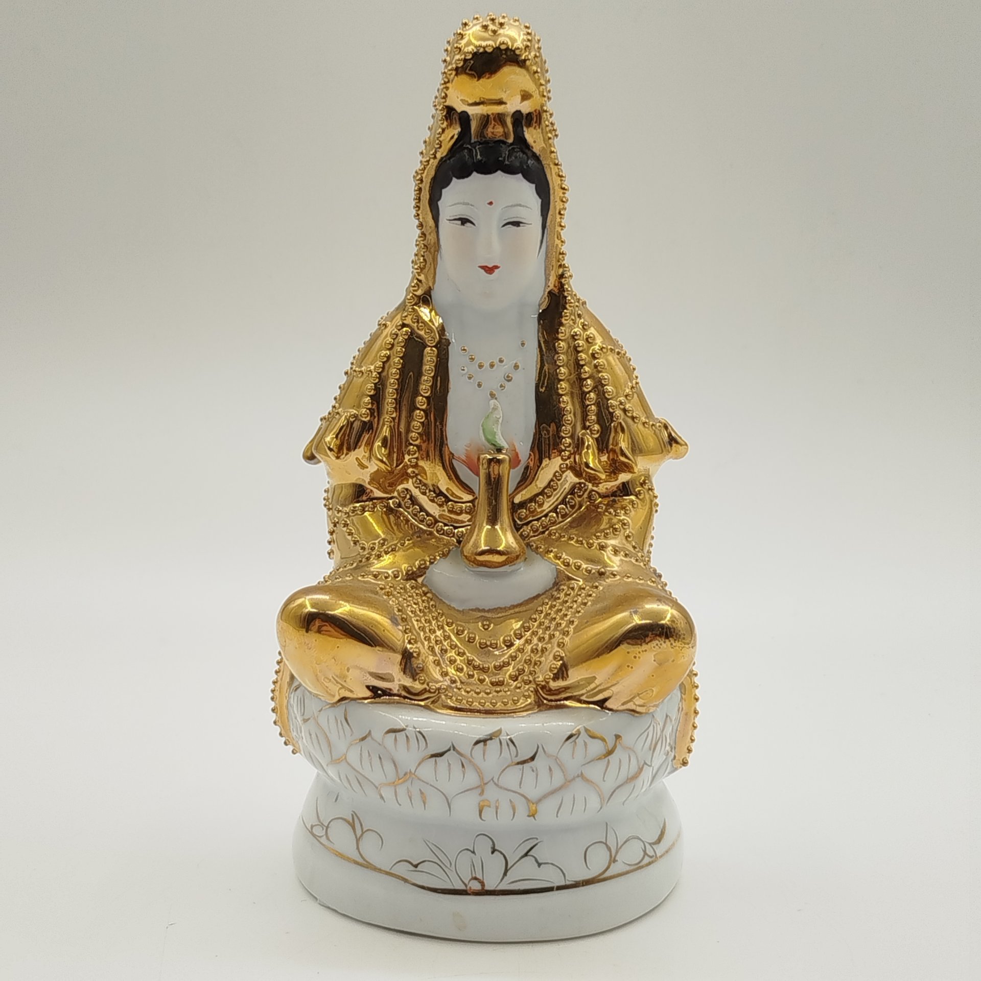 Статуэтка "Богиня милосердия Бодхисаттва Гуань Инь" (Гуаньинь), фарфор, роспись, золочение, Китай, 1970-1990 гг.