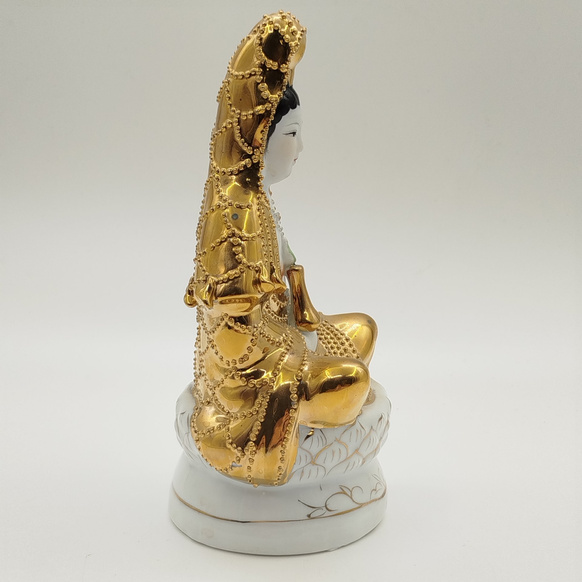 Статуэтка "Богиня милосердия Бодхисаттва Гуань Инь" (Гуаньинь), фарфор, роспись, золочение, Китай, 1970-1990 гг.