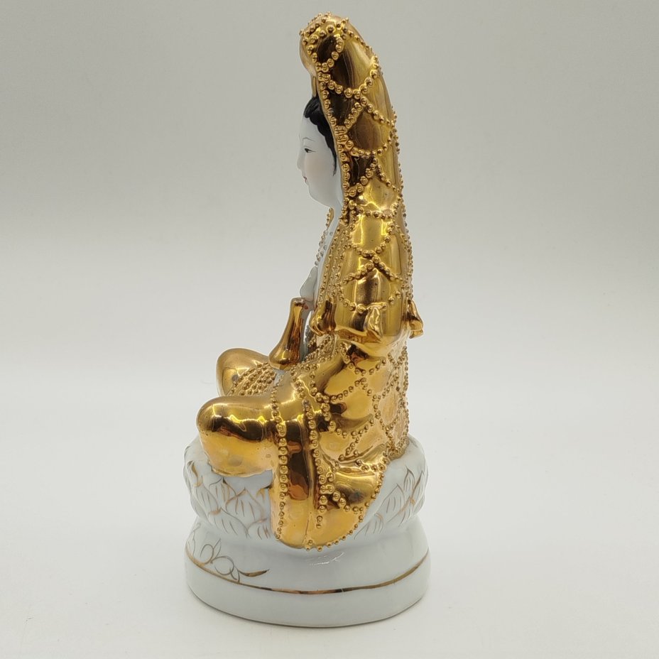 Статуэтка "Богиня милосердия Бодхисаттва Гуань Инь" (Гуаньинь), фарфор, роспись, золочение, Китай, 1970-1990 гг.