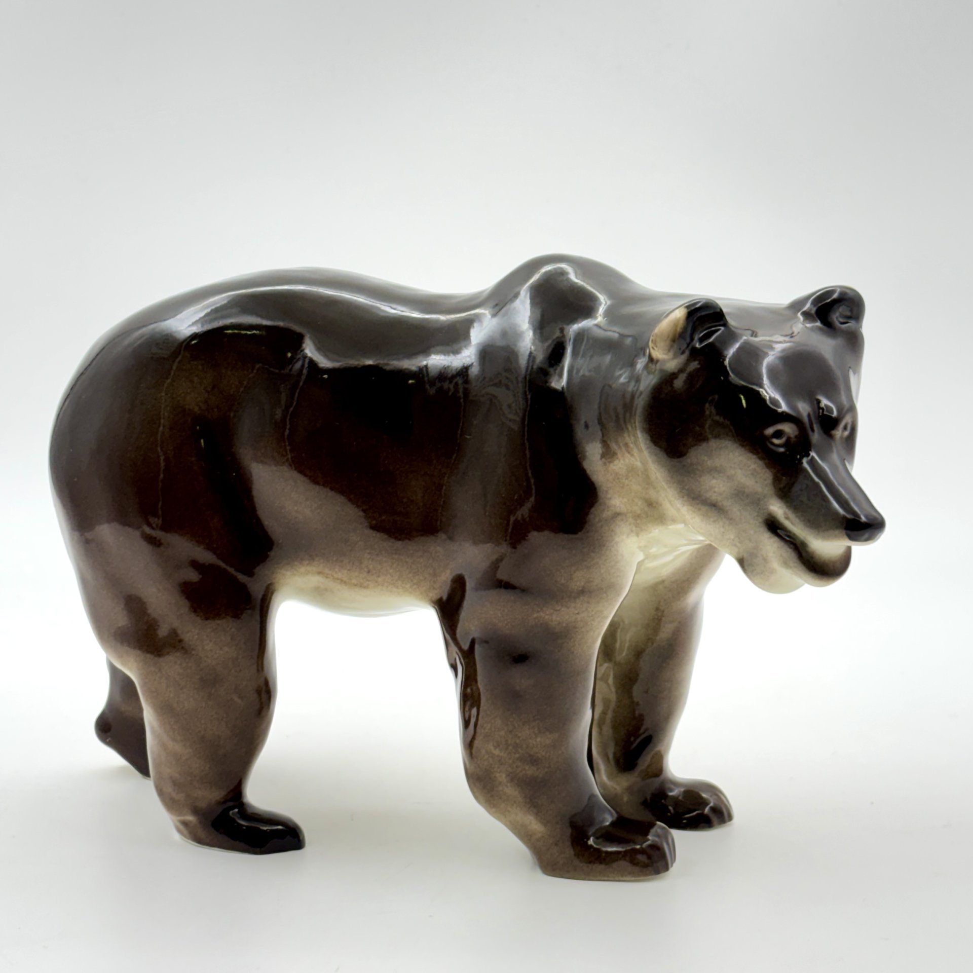 Статуэтка "Бурый медведь", фарфор, аэрография, Ленинградский фарфоровый завод (ЛФЗ), Россия, 1991-2005 гг.