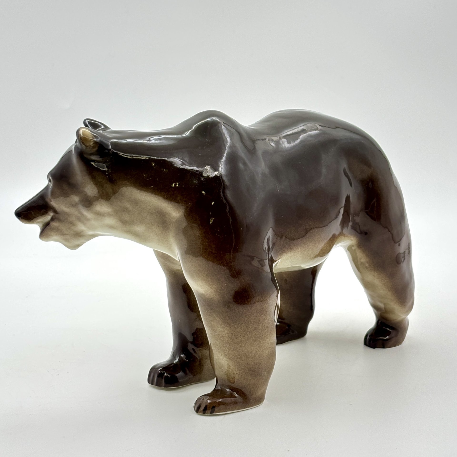 Статуэтка "Бурый медведь", фарфор, аэрография, Ленинградский фарфоровый завод (ЛФЗ), Россия, 1991-2005 гг.