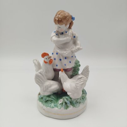 Статуэтка "Девочка кормит кур", автор Н. А. Малышева, фарфор, роспись, золочение, Дулевский фарфоровый завод (Дулёво), СССР, 1953 г.