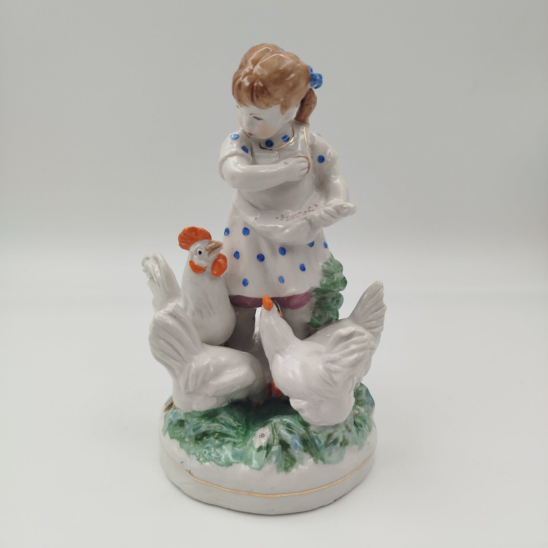 Статуэтка "Девочка кормит кур", автор Н. А. Малышева, фарфор, роспись, золочение, Дулевский фарфоровый завод (Дулёво), СССР, 1953 г.