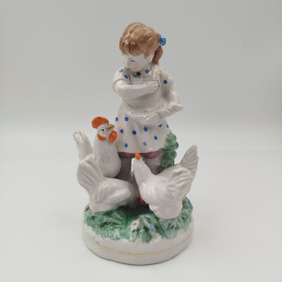 Статуэтка "Девочка кормит кур", автор Н. А. Малышева, фарфор, роспись, золочение, Дулевский фарфоровый завод (Дулёво), СССР, 1953 г.