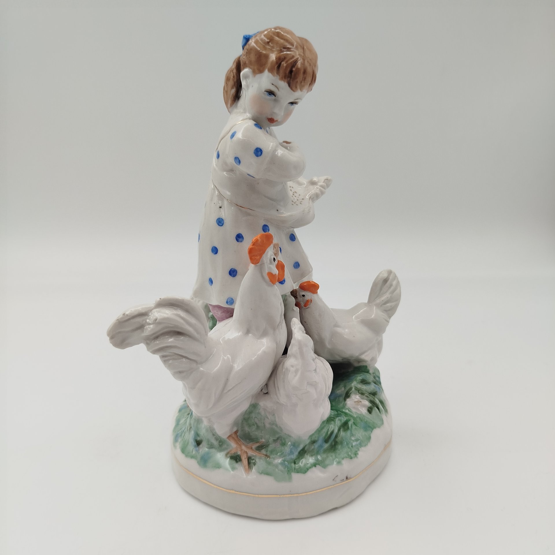Статуэтка "Девочка кормит кур", автор Н. А. Малышева, фарфор, роспись, золочение, Дулевский фарфоровый завод (Дулёво), СССР, 1953 г.