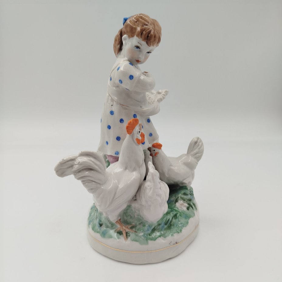 Статуэтка "Девочка кормит кур", автор Н. А. Малышева, фарфор, роспись, золочение, Дулевский фарфоровый завод (Дулёво), СССР, 1953 г.