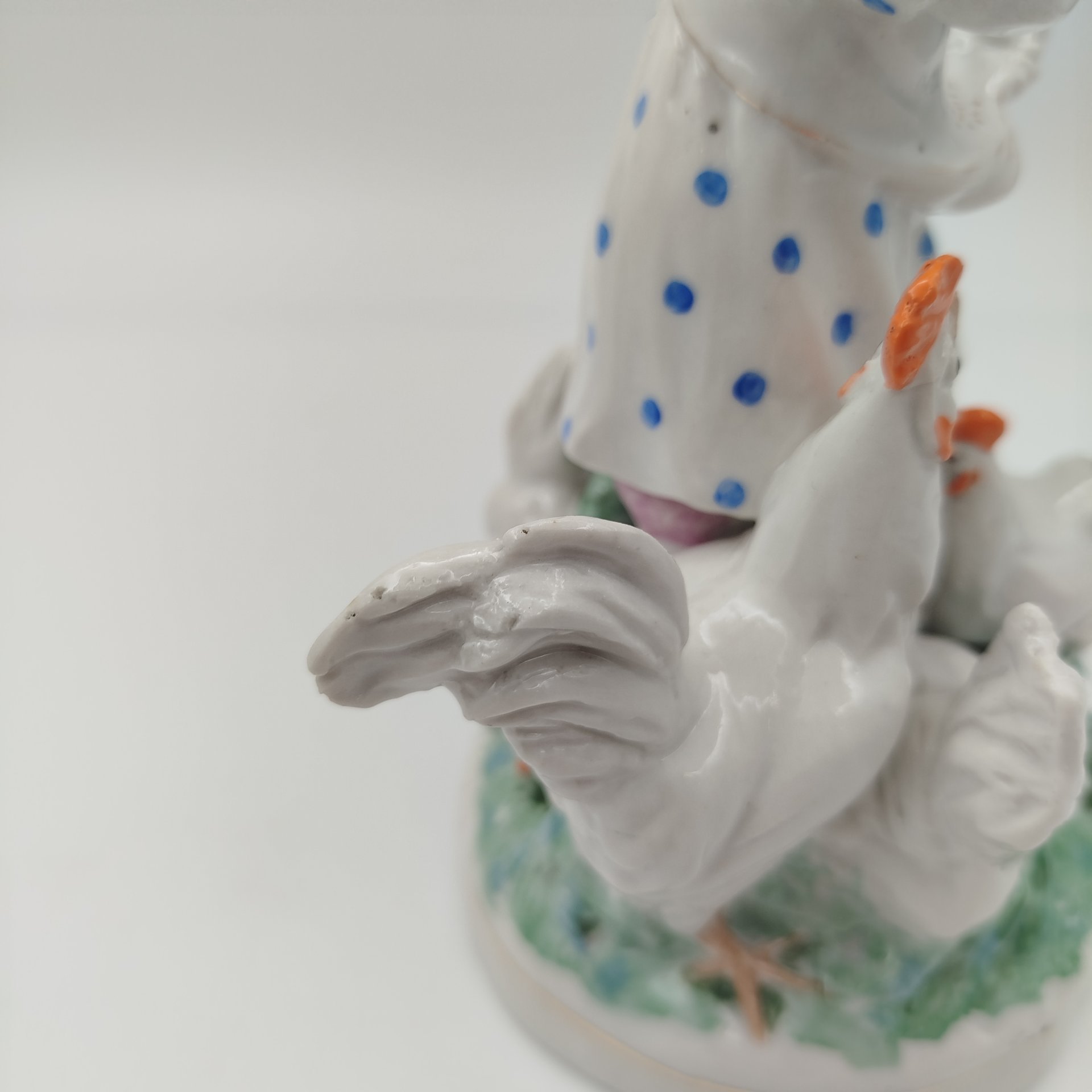 Статуэтка "Девочка кормит кур", автор Н. А. Малышева, фарфор, роспись, золочение, Дулевский фарфоровый завод (Дулёво), СССР, 1953 г.