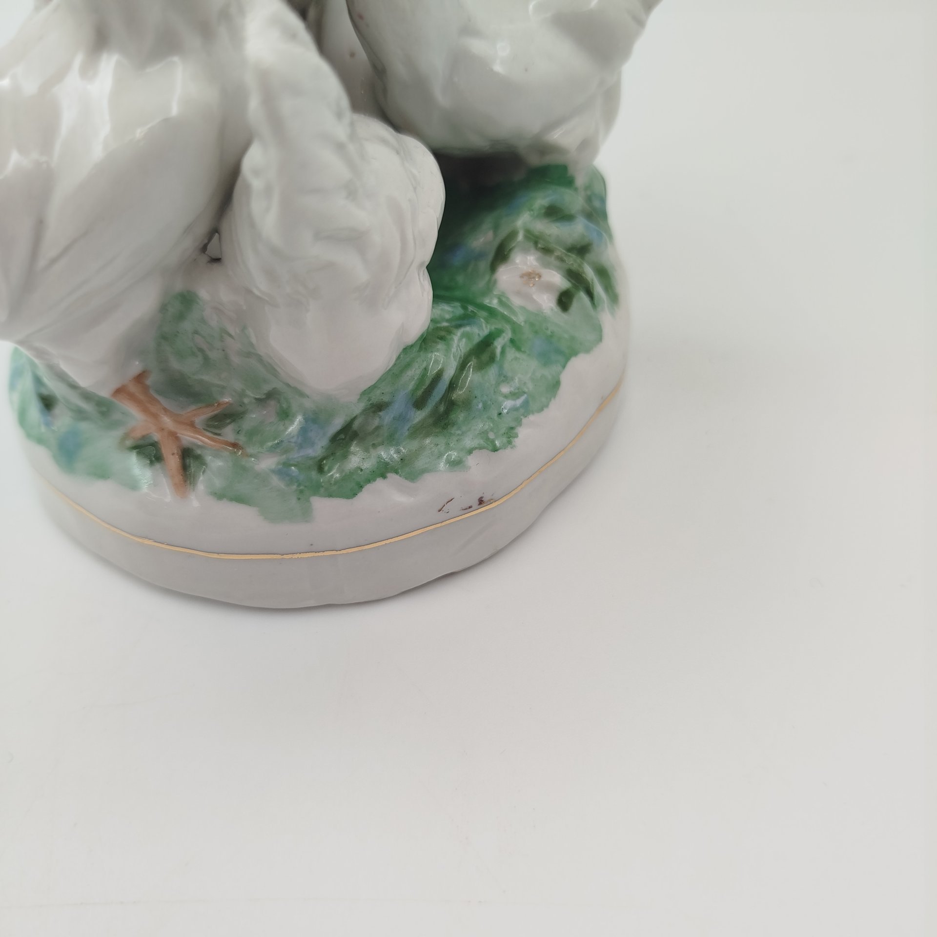 Статуэтка "Девочка кормит кур", автор Н. А. Малышева, фарфор, роспись, золочение, Дулевский фарфоровый завод (Дулёво), СССР, 1953 г.