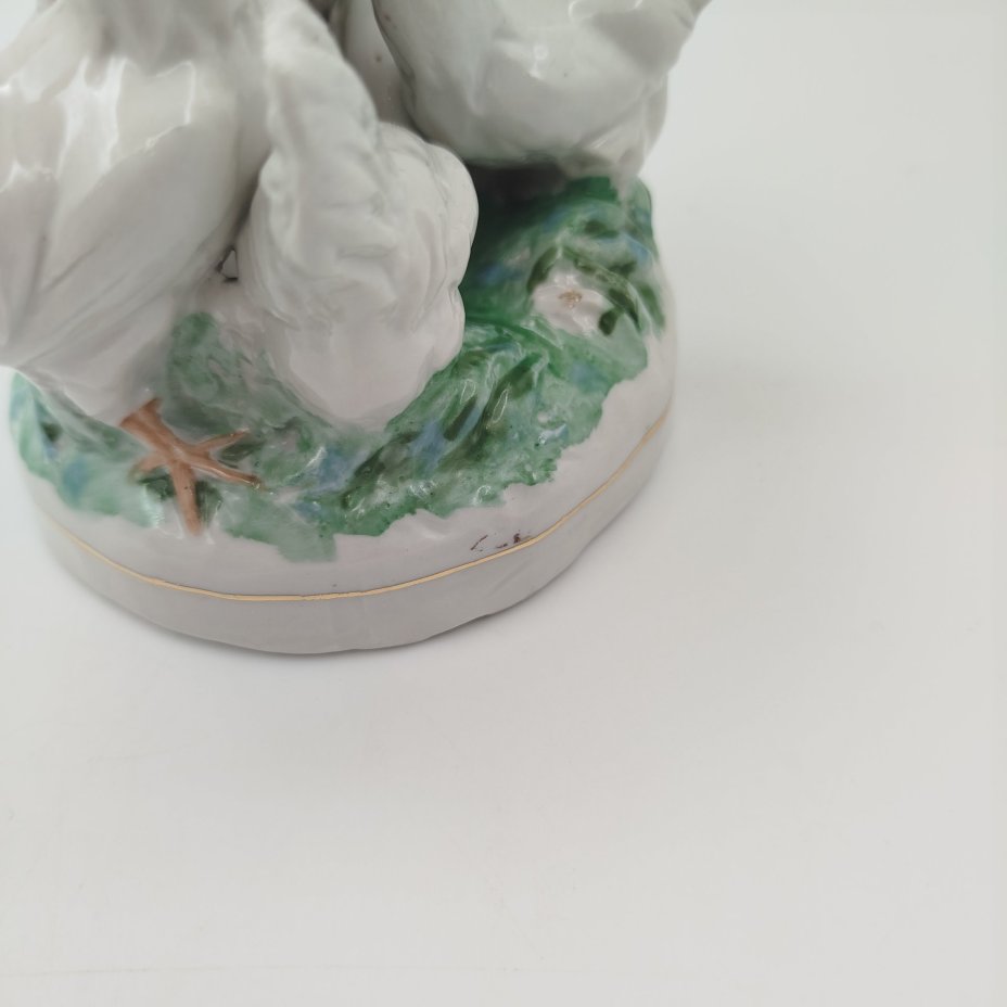 Статуэтка "Девочка кормит кур", автор Н. А. Малышева, фарфор, роспись, золочение, Дулевский фарфоровый завод (Дулёво), СССР, 1953 г.