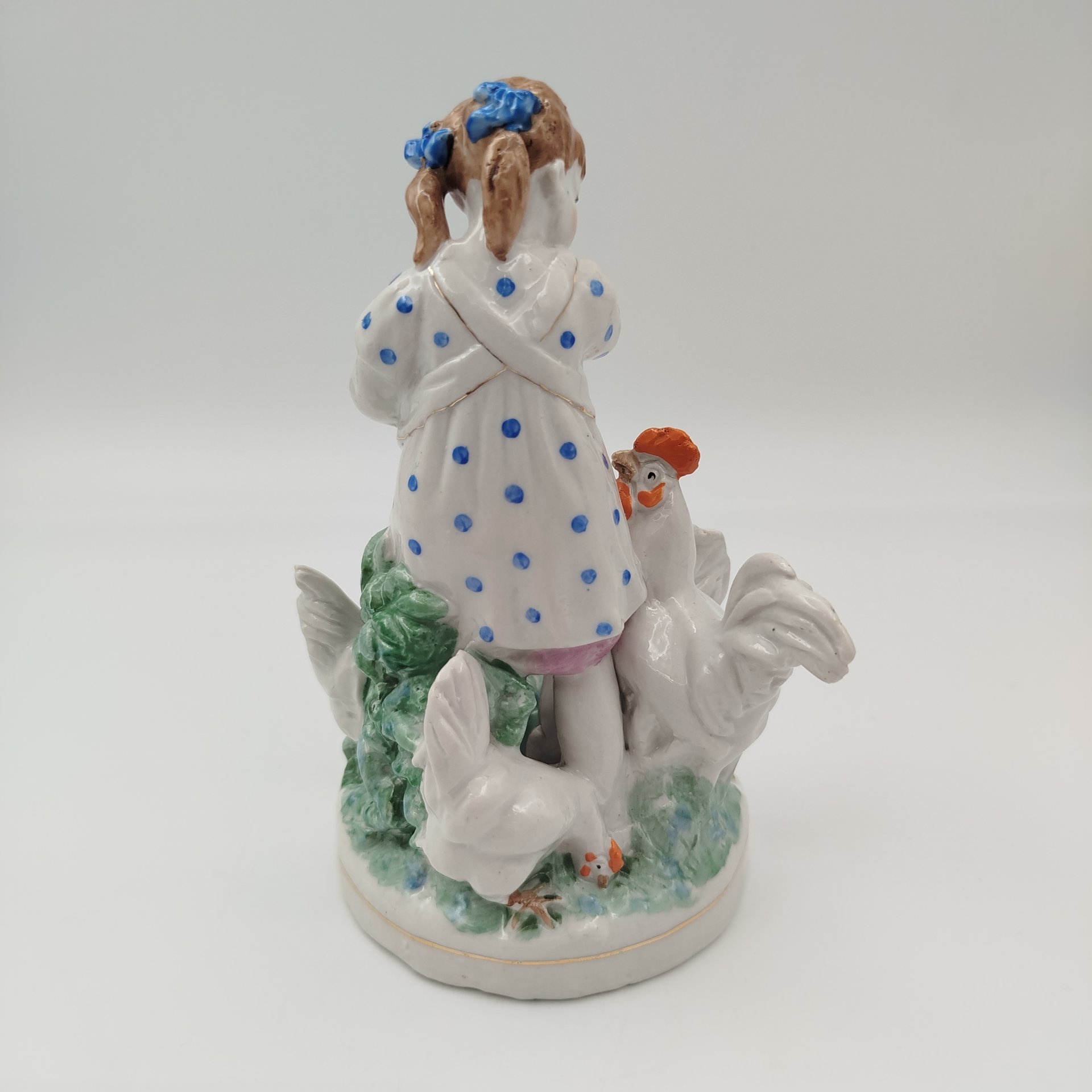 Статуэтка "Девочка кормит кур", автор Н. А. Малышева, фарфор, роспись, золочение, Дулевский фарфоровый завод (Дулёво), СССР, 1953 г.