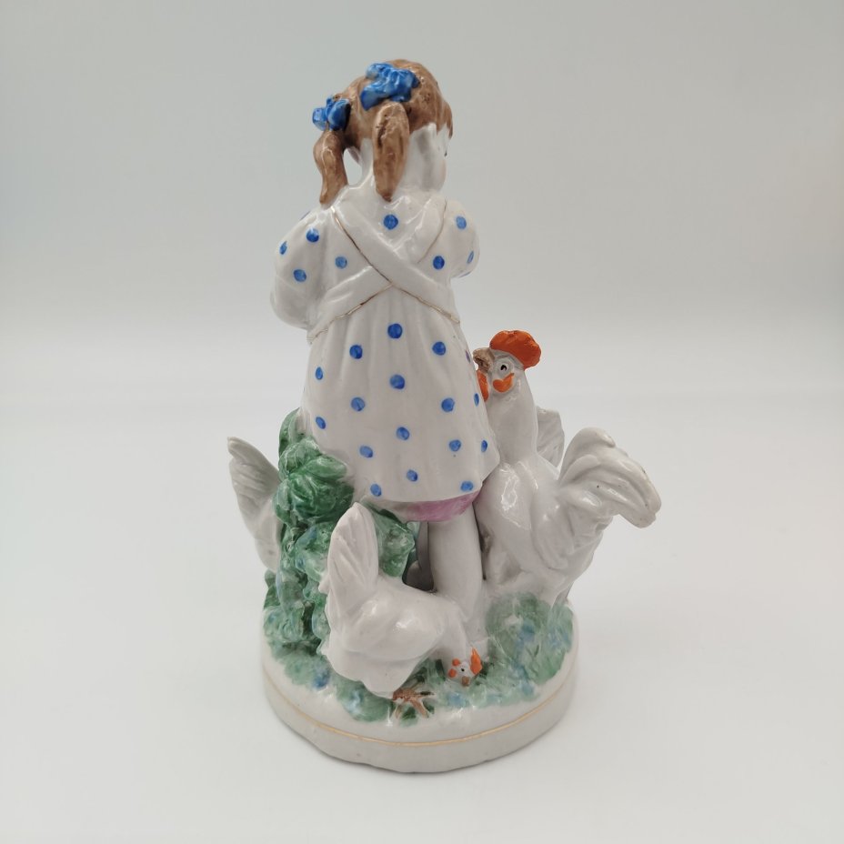 Статуэтка "Девочка кормит кур", автор Н. А. Малышева, фарфор, роспись, золочение, Дулевский фарфоровый завод (Дулёво), СССР, 1953 г.
