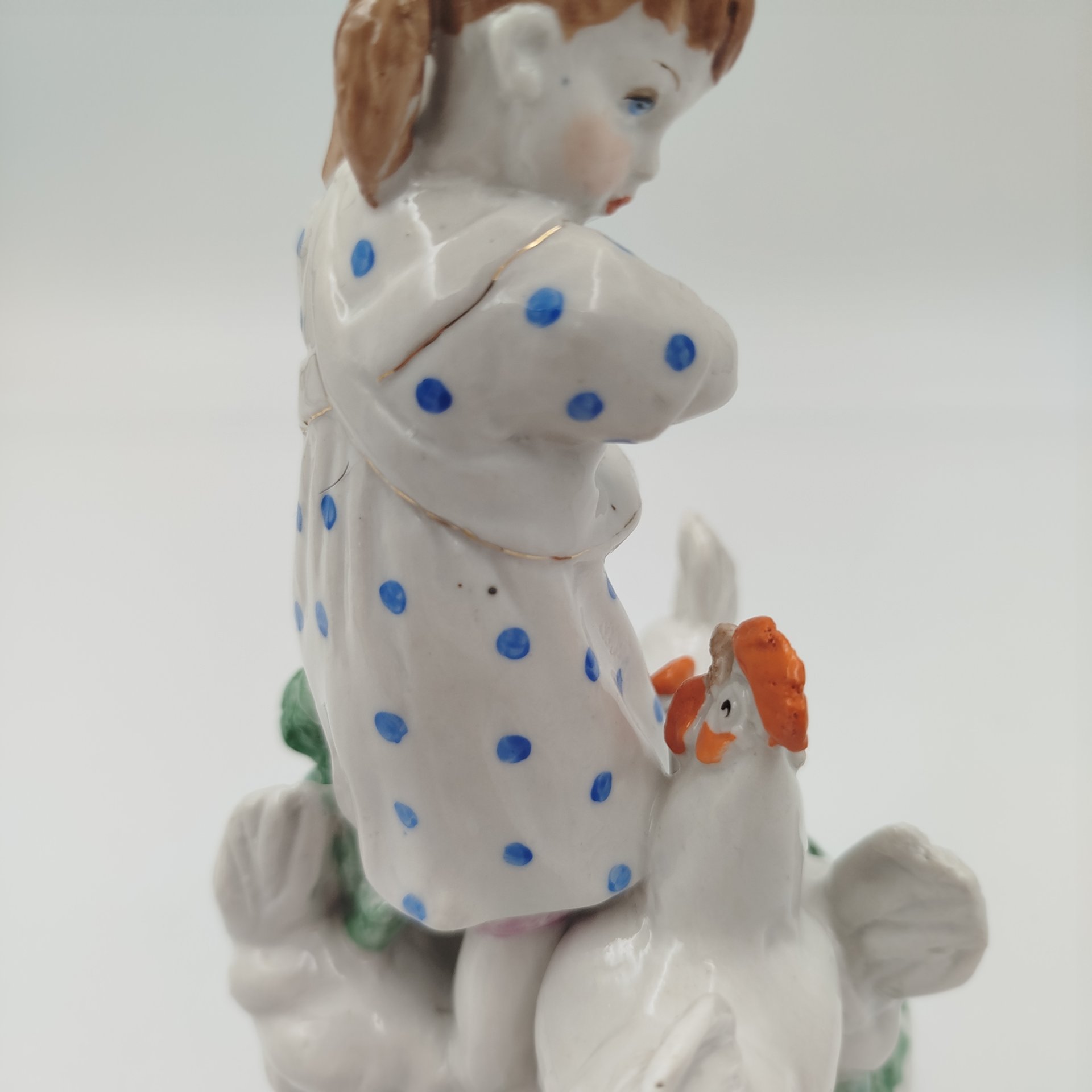 Статуэтка "Девочка кормит кур", автор Н. А. Малышева, фарфор, роспись, золочение, Дулевский фарфоровый завод (Дулёво), СССР, 1953 г.