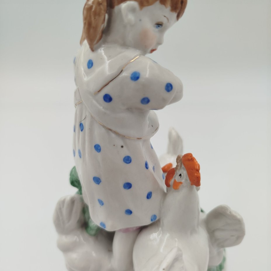 Статуэтка "Девочка кормит кур", автор Н. А. Малышева, фарфор, роспись, золочение, Дулевский фарфоровый завод (Дулёво), СССР, 1953 г.