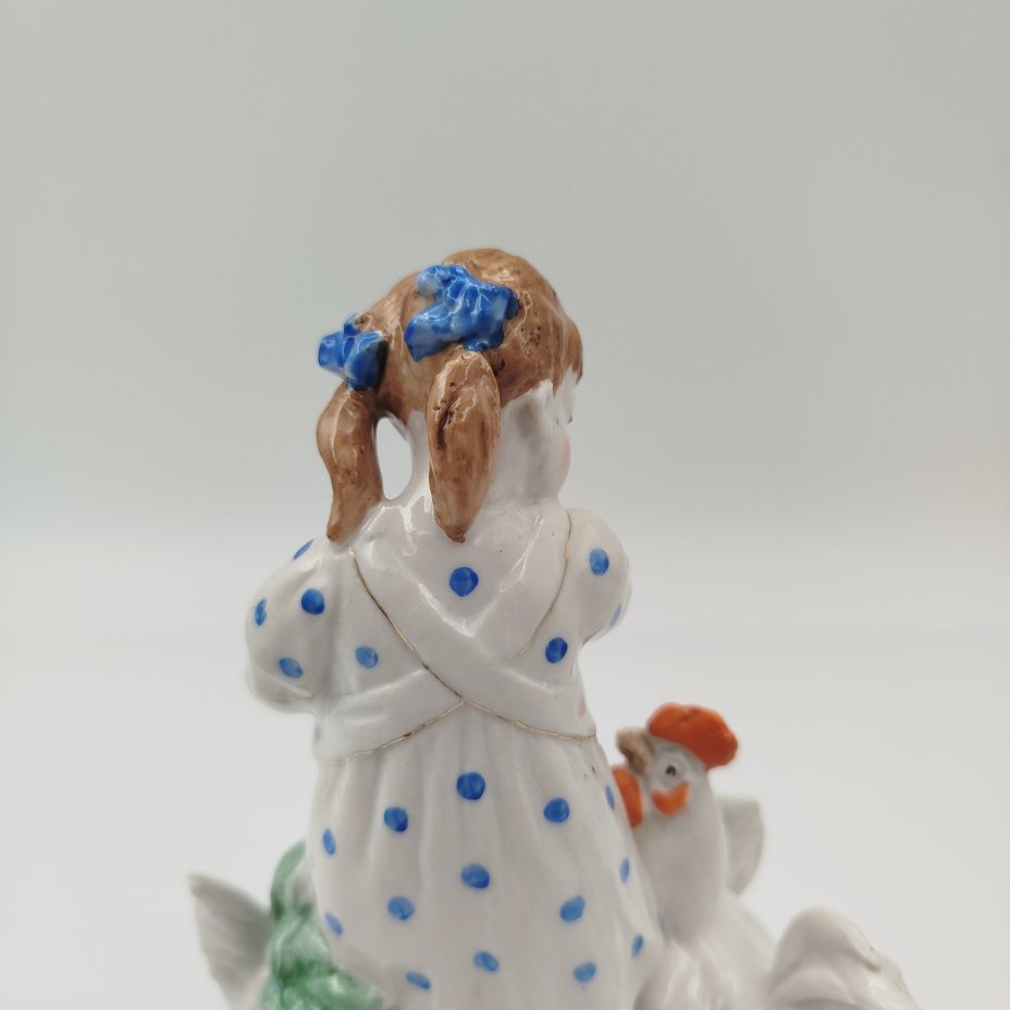Статуэтка "Девочка кормит кур", автор Н. А. Малышева, фарфор, роспись, золочение, Дулевский фарфоровый завод (Дулёво), СССР, 1953 г.