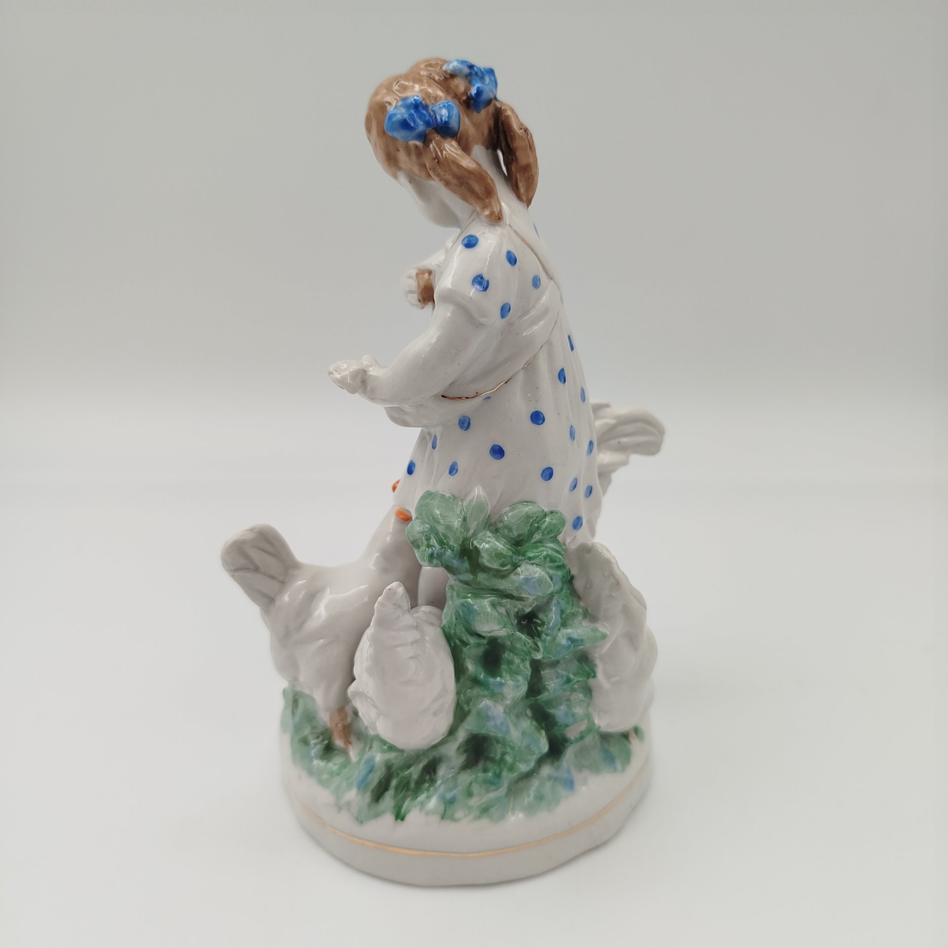 Статуэтка "Девочка кормит кур", автор Н. А. Малышева, фарфор, роспись, золочение, Дулевский фарфоровый завод (Дулёво), СССР, 1953 г.