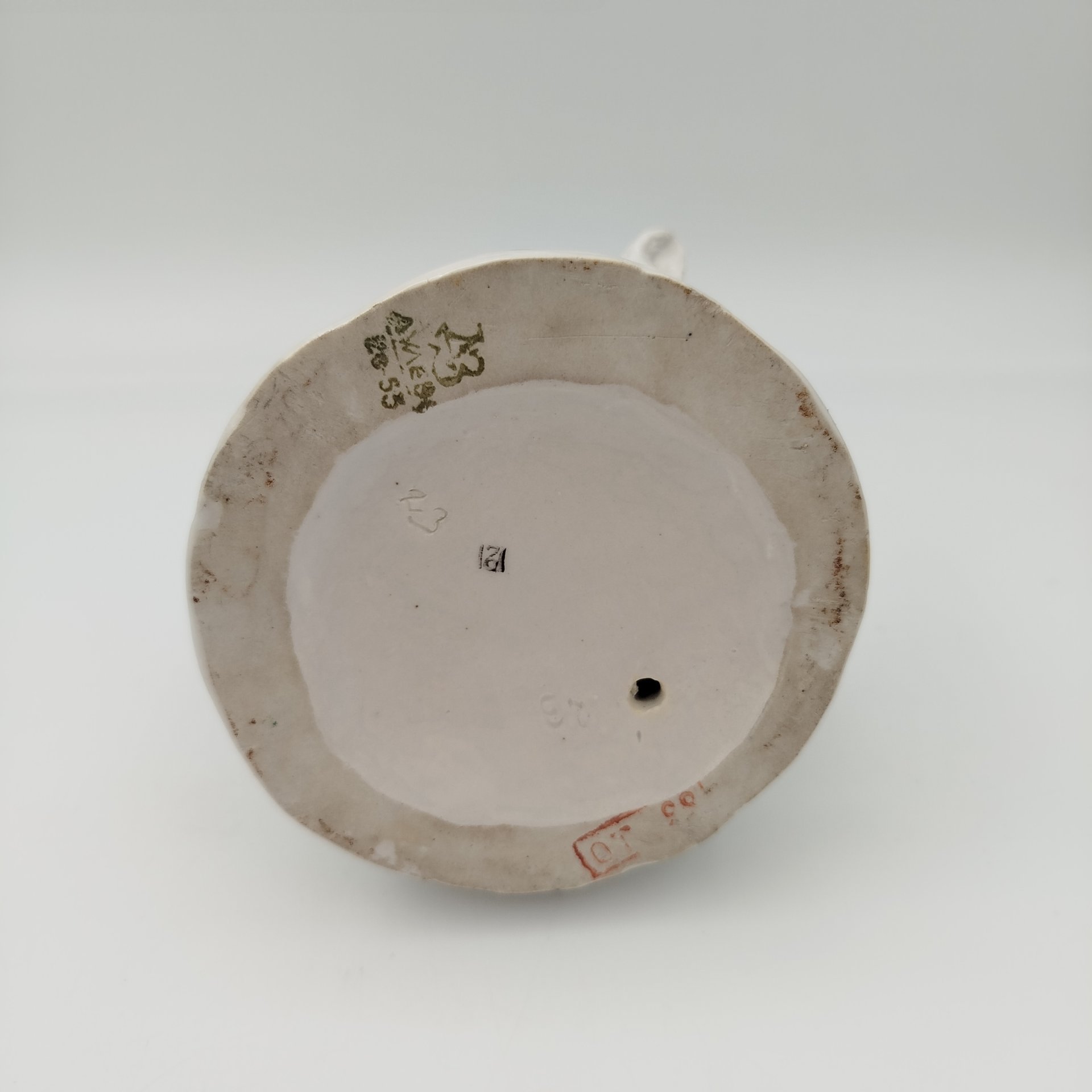 Статуэтка "Девочка кормит кур", автор Н. А. Малышева, фарфор, роспись, золочение, Дулевский фарфоровый завод (Дулёво), СССР, 1953 г.