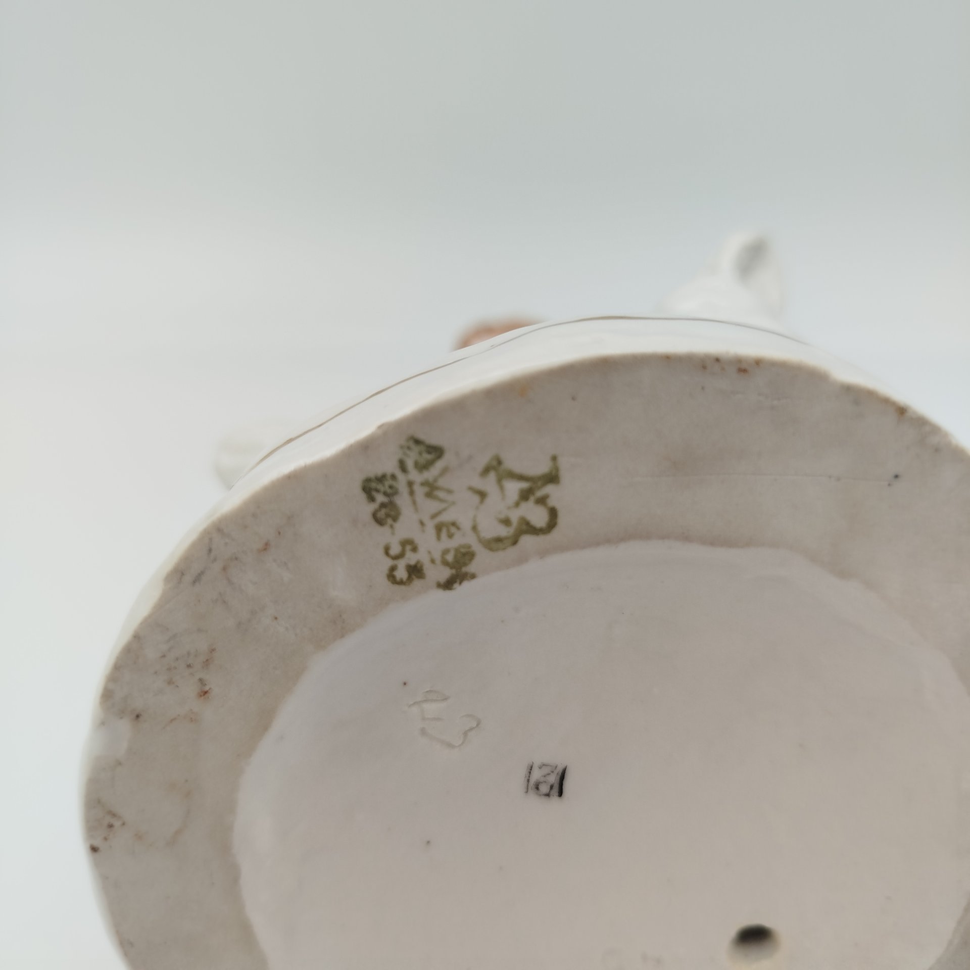 Статуэтка "Девочка кормит кур", автор Н. А. Малышева, фарфор, роспись, золочение, Дулевский фарфоровый завод (Дулёво), СССР, 1953 г.