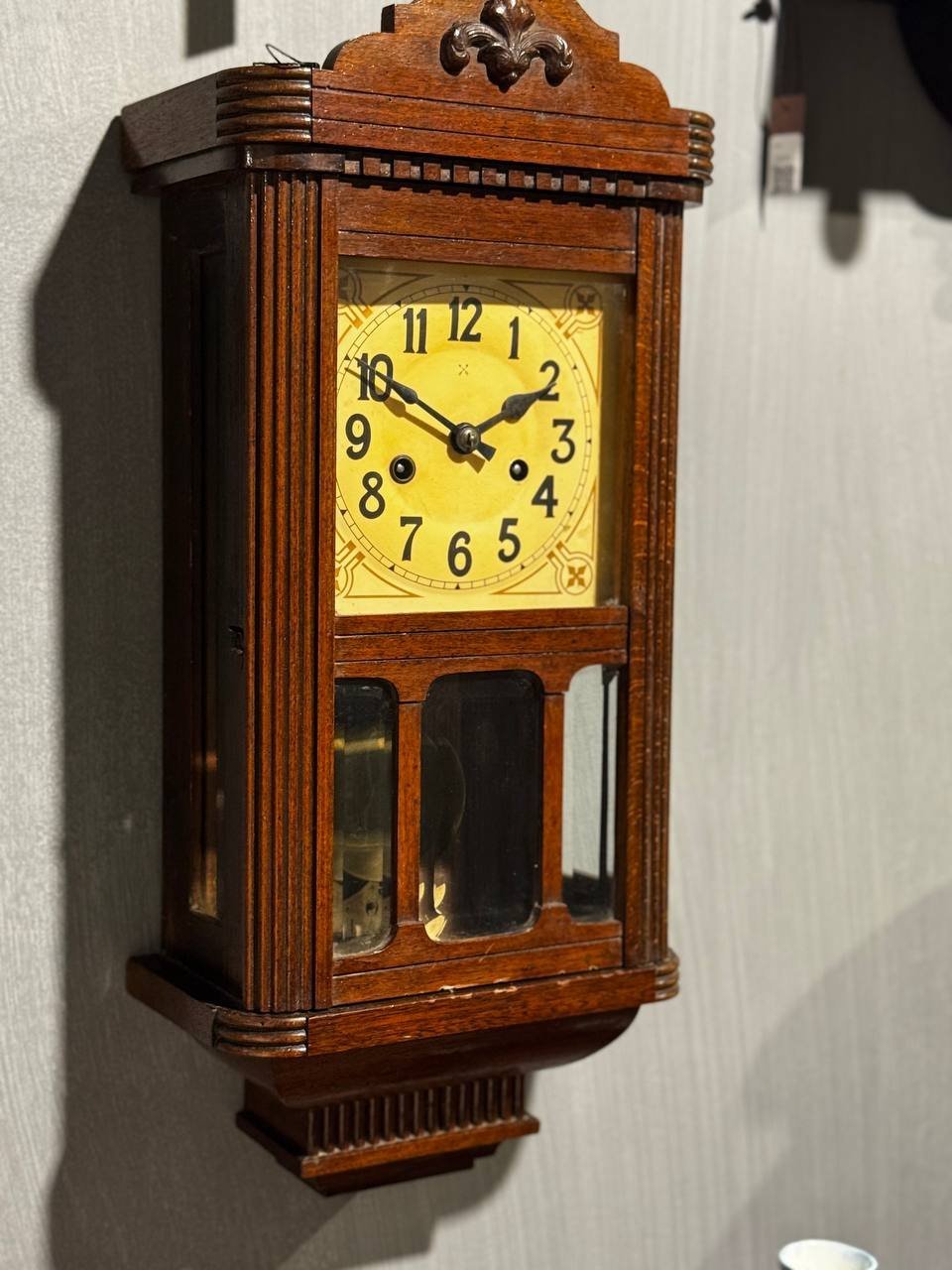 Часы настенные с боем в корпусе с фигурным навершием, Hamburg-Amerikanische Uhrenfabrik (HAU), дерево, резьба, металл, стекло, Германия, 1900-1920 гг.