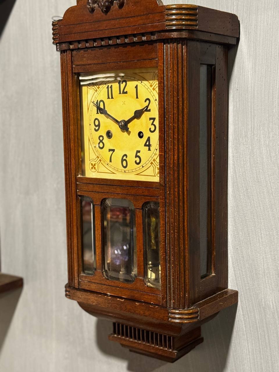 Часы настенные с боем в корпусе с фигурным навершием, Hamburg-Amerikanische Uhrenfabrik (HAU), дерево, резьба, металл, стекло, Германия, 1900-1920 гг.