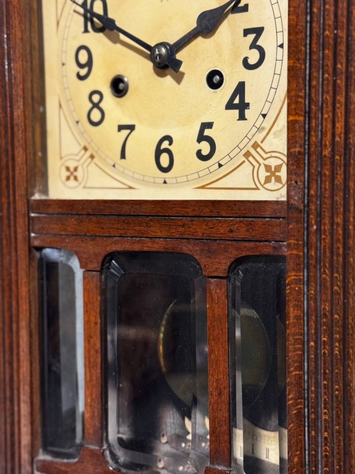 Часы настенные с боем в корпусе с фигурным навершием, Hamburg-Amerikanische Uhrenfabrik (HAU)