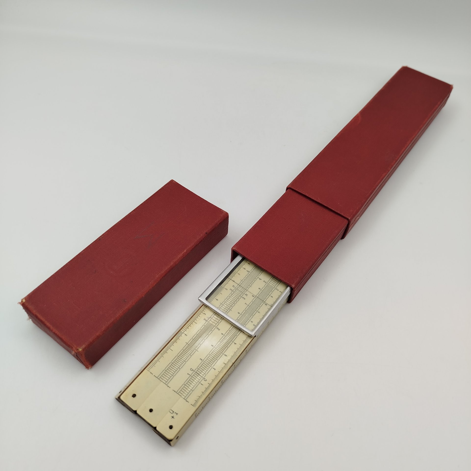 Линейка логарифмическая в оригинальном кофре, дерево, картон, полимерный материал, 1930-1937 гг.
