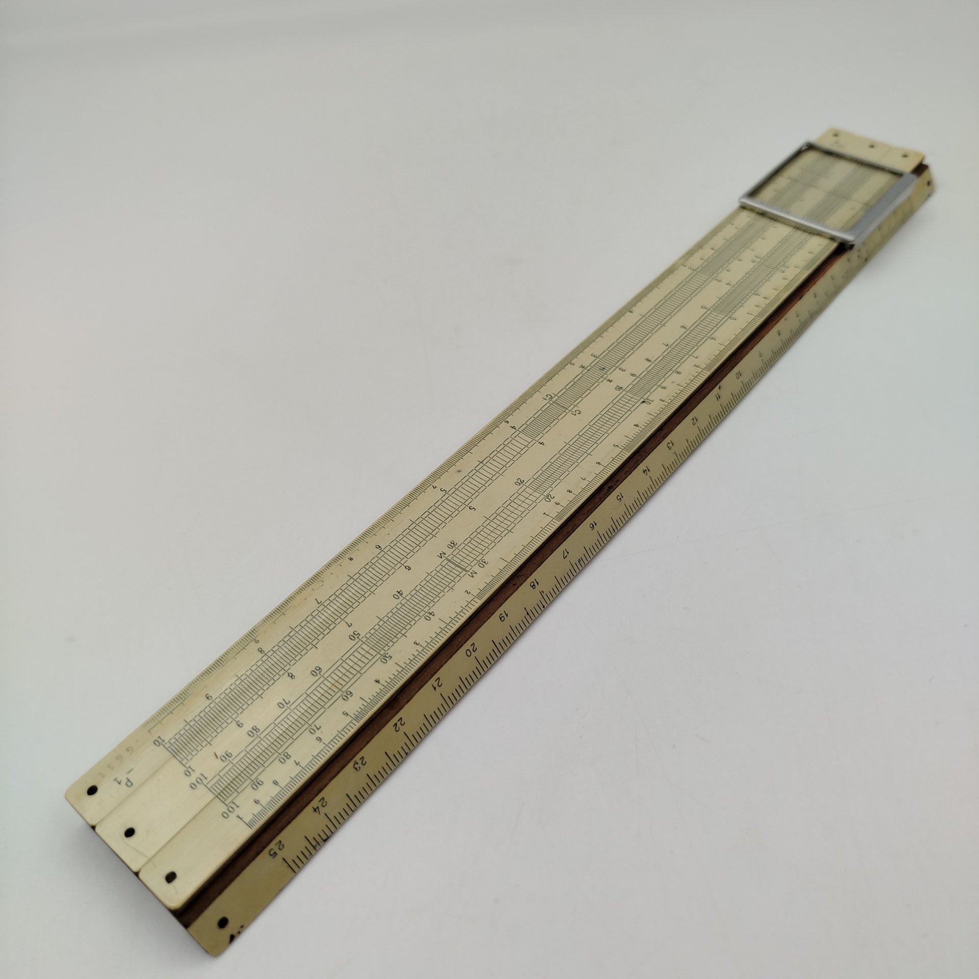 Линейка логарифмическая в оригинальном кофре, дерево, картон, полимерный материал, 1930-1937 гг.