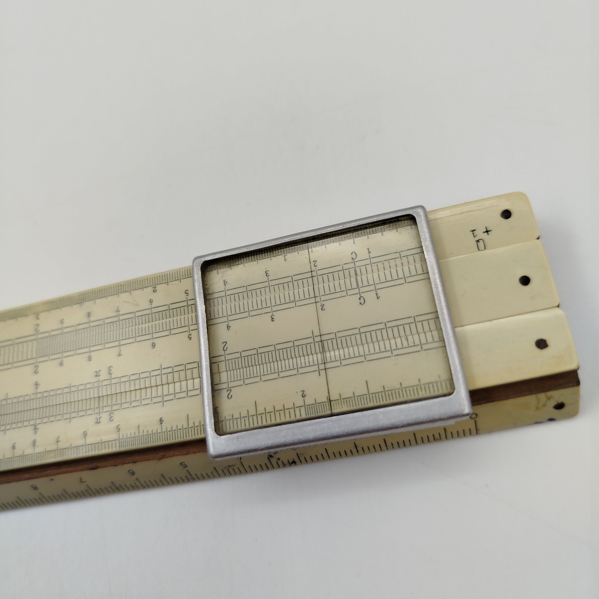 Линейка логарифмическая в оригинальном кофре, дерево, картон, полимерный материал, 1930-1937 гг.