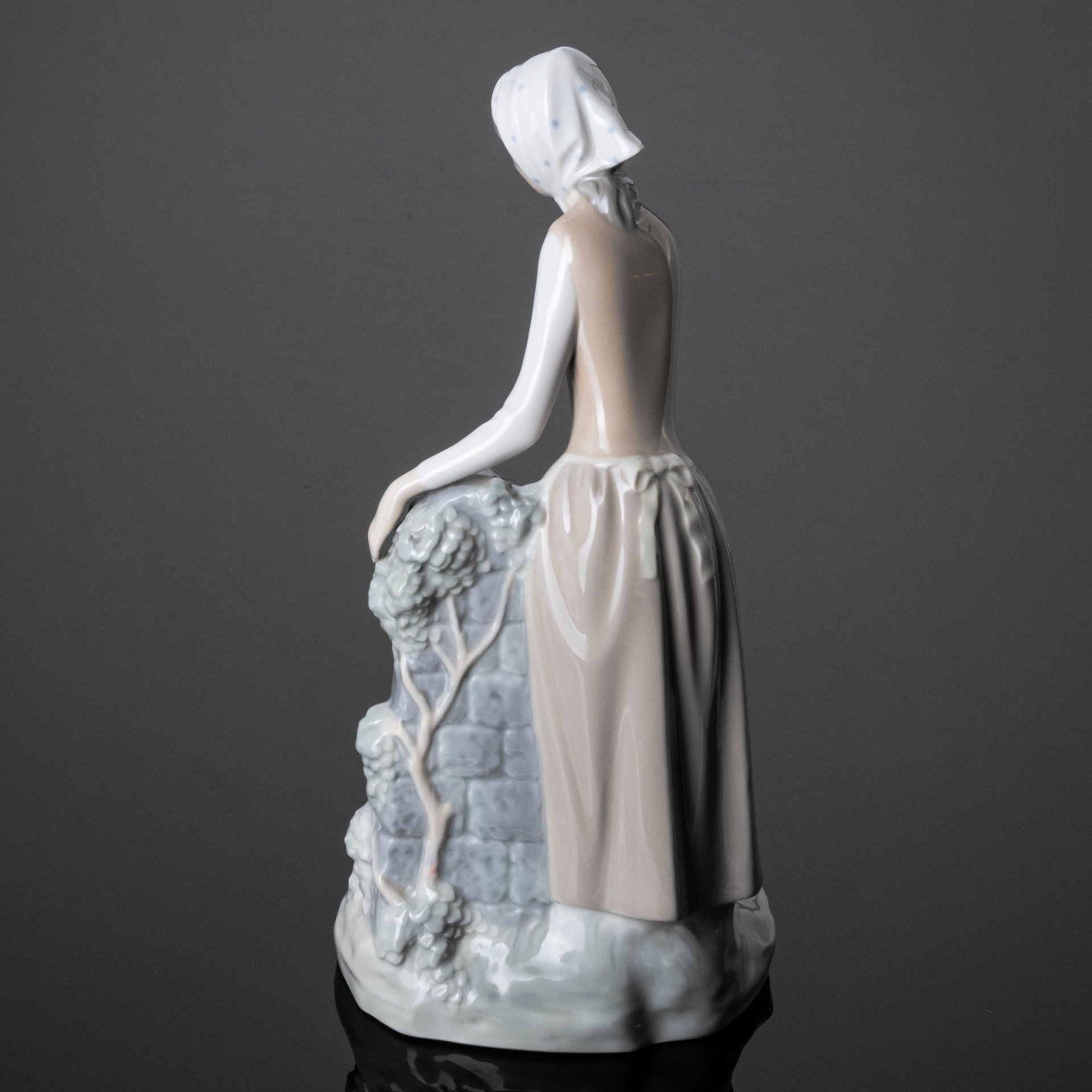 Статуэтка "Девушка у источника", NAO Porcelain