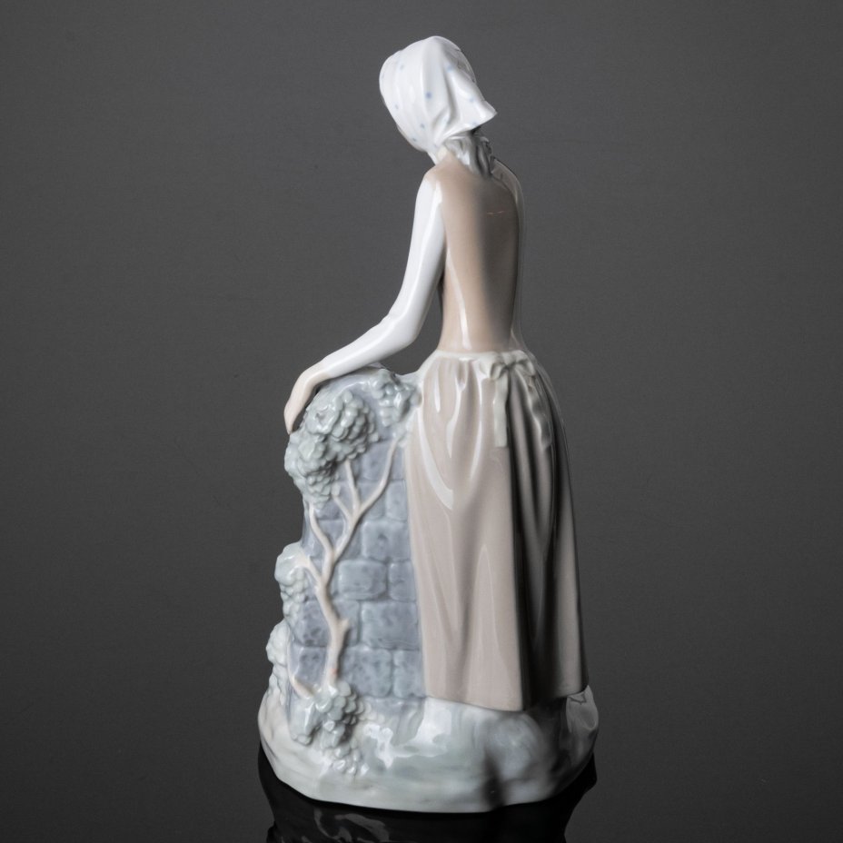 Статуэтка "Девушка у источника", NAO Porcelain