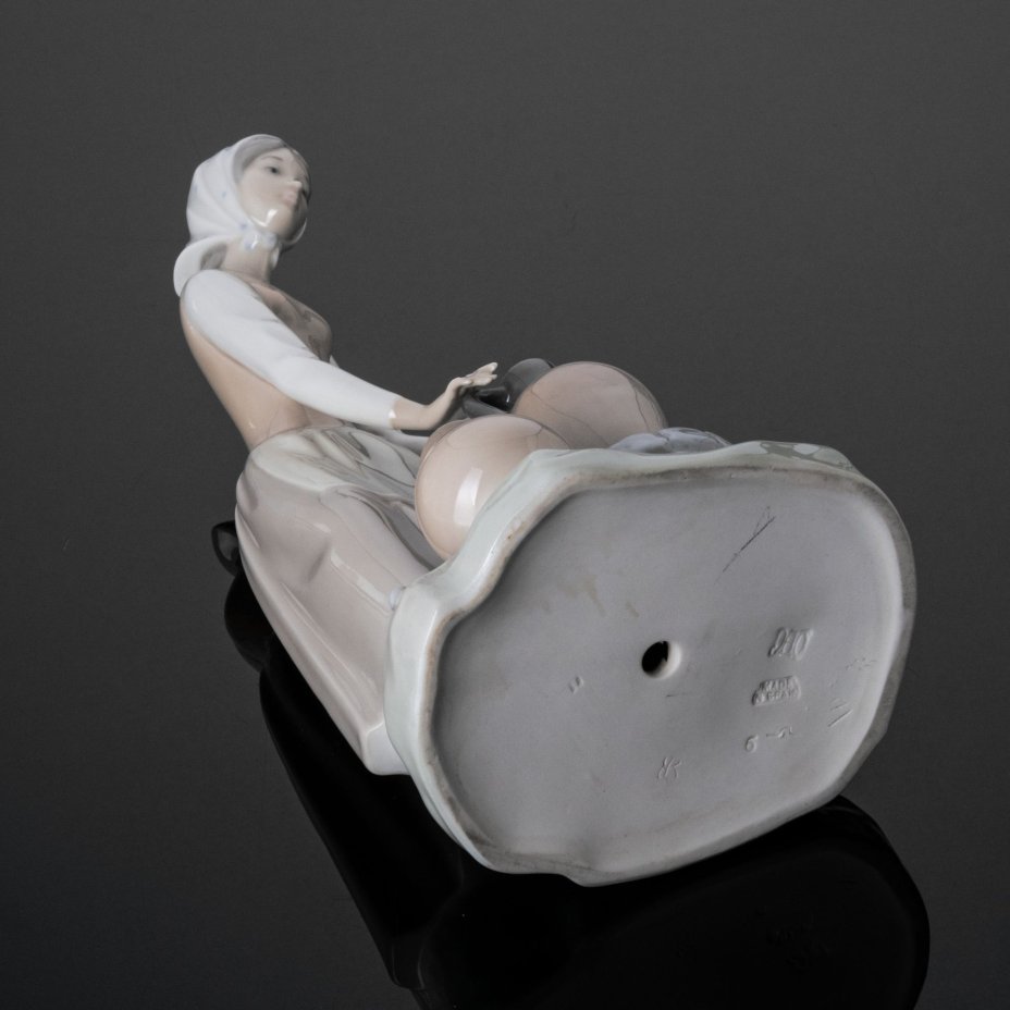 Статуэтка "Девушка у источника", NAO Porcelain
