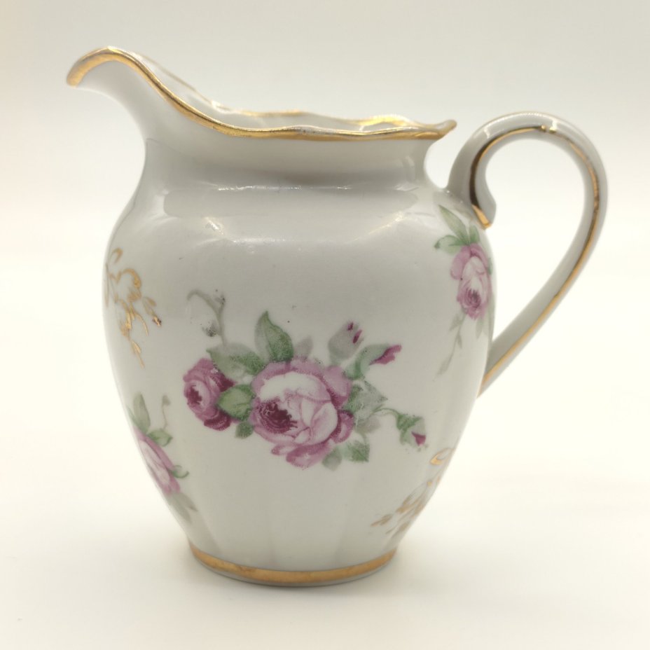 Молочник, украшенный изображением роз, фарфор, деколь, золочение, Дмитровский фарфоровый завод (ДФЗ Вербилки), СССР, 1954-1965 гг.