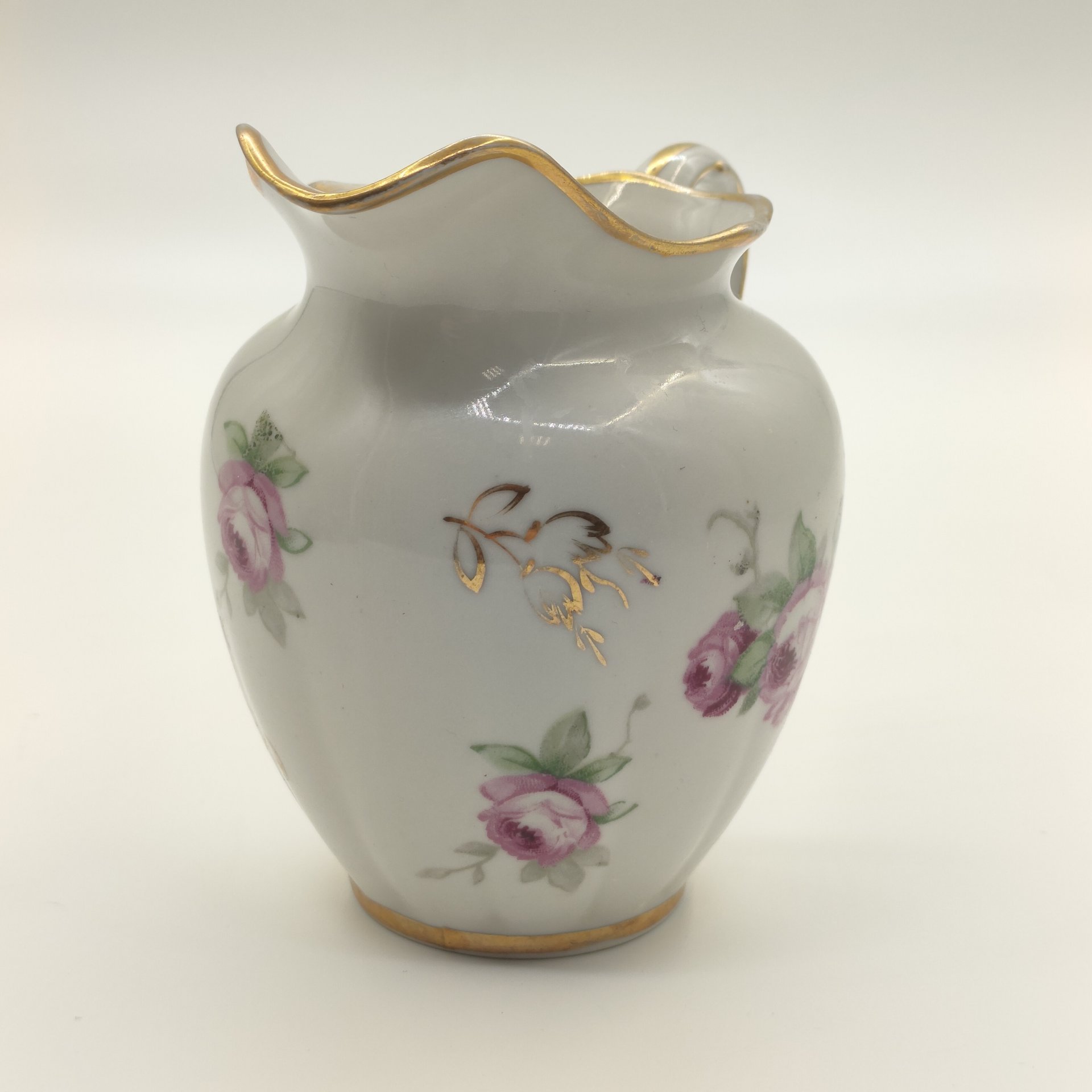 Молочник, украшенный изображением роз, фарфор, деколь, золочение, Дмитровский фарфоровый завод (ДФЗ Вербилки), СССР, 1954-1965 гг.