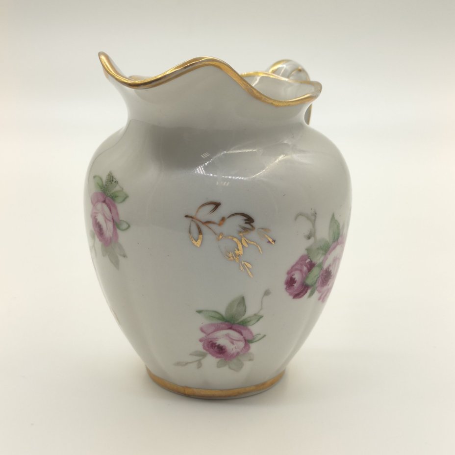 Молочник, украшенный изображением роз, фарфор, деколь, золочение, Дмитровский фарфоровый завод (ДФЗ Вербилки), СССР, 1954-1965 гг.
