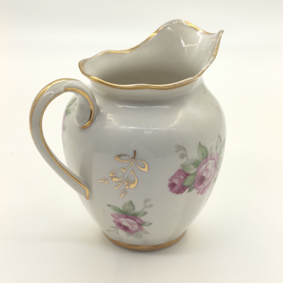 Молочник, украшенный изображением роз, фарфор, деколь, золочение, Дмитровский фарфоровый завод (ДФЗ Вербилки), СССР, 1954-1965 гг.