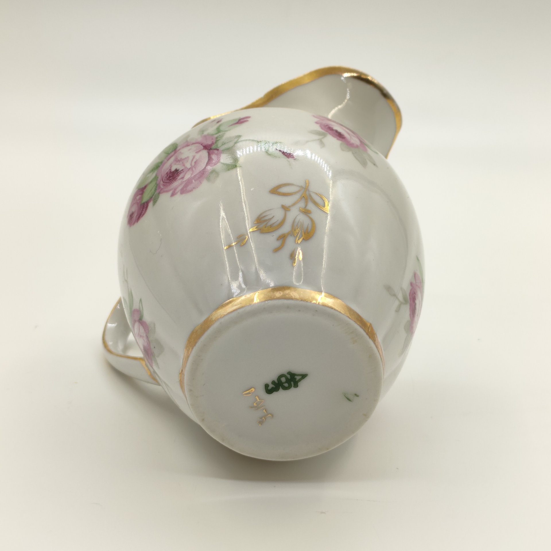 Молочник, украшенный изображением роз, фарфор, деколь, золочение, Дмитровский фарфоровый завод (ДФЗ Вербилки), СССР, 1954-1965 гг.