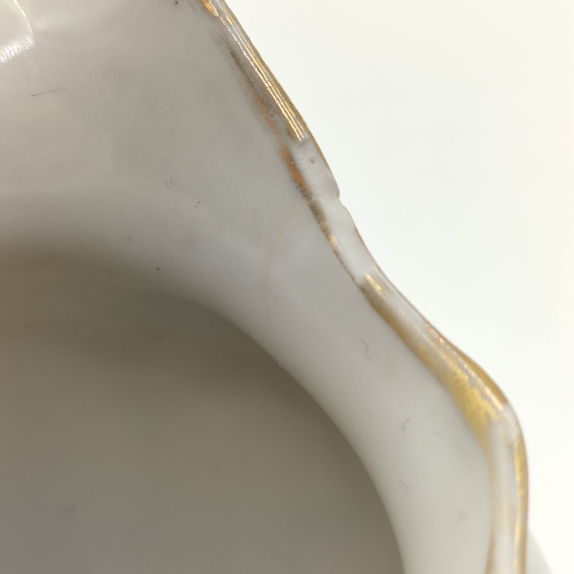 Молочник, украшенный изображением роз, фарфор, деколь, золочение, Дмитровский фарфоровый завод (ДФЗ Вербилки), СССР, 1954-1965 гг.