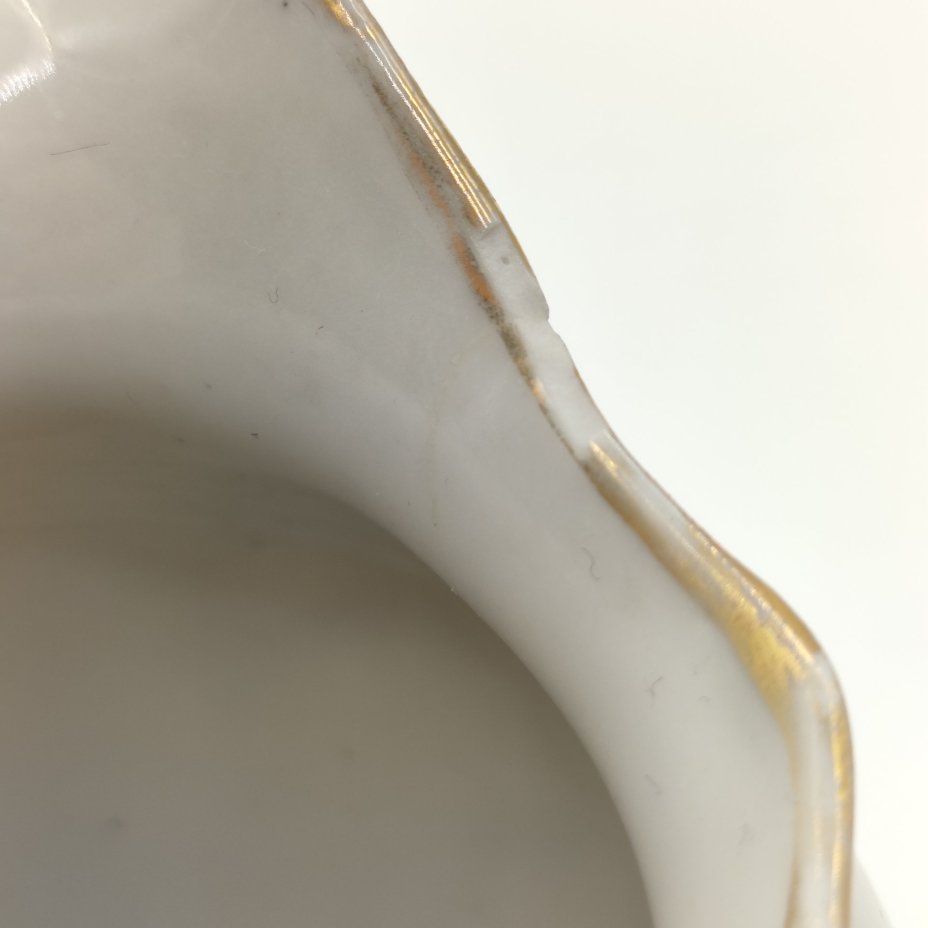 Молочник, украшенный изображением роз, фарфор, деколь, золочение, Дмитровский фарфоровый завод (ДФЗ Вербилки), СССР, 1954-1965 гг.