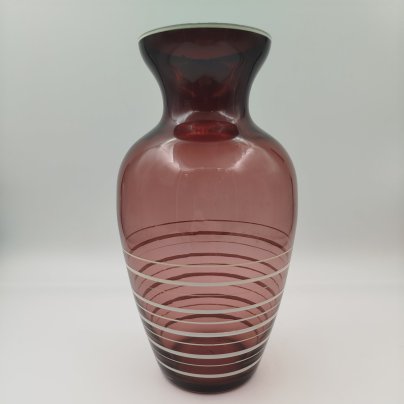 Ваза марганцевого оттенка, украшенная белыми параллельными полосами, цветное стекло, роспись, СССР, 1950-1970 гг.