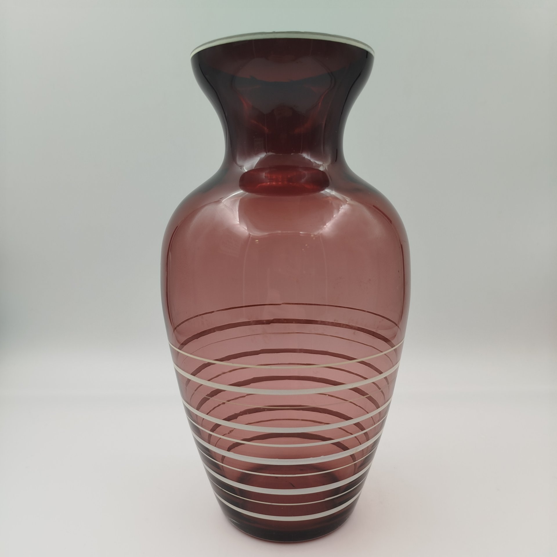 Ваза марганцевого оттенка, украшенная белыми параллельными полосами, цветное стекло, роспись, СССР, 1950-1970 гг.