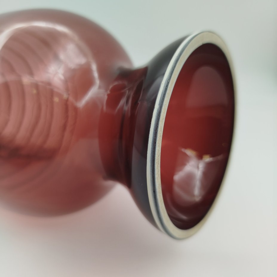 Ваза марганцевого оттенка, украшенная белыми параллельными полосами