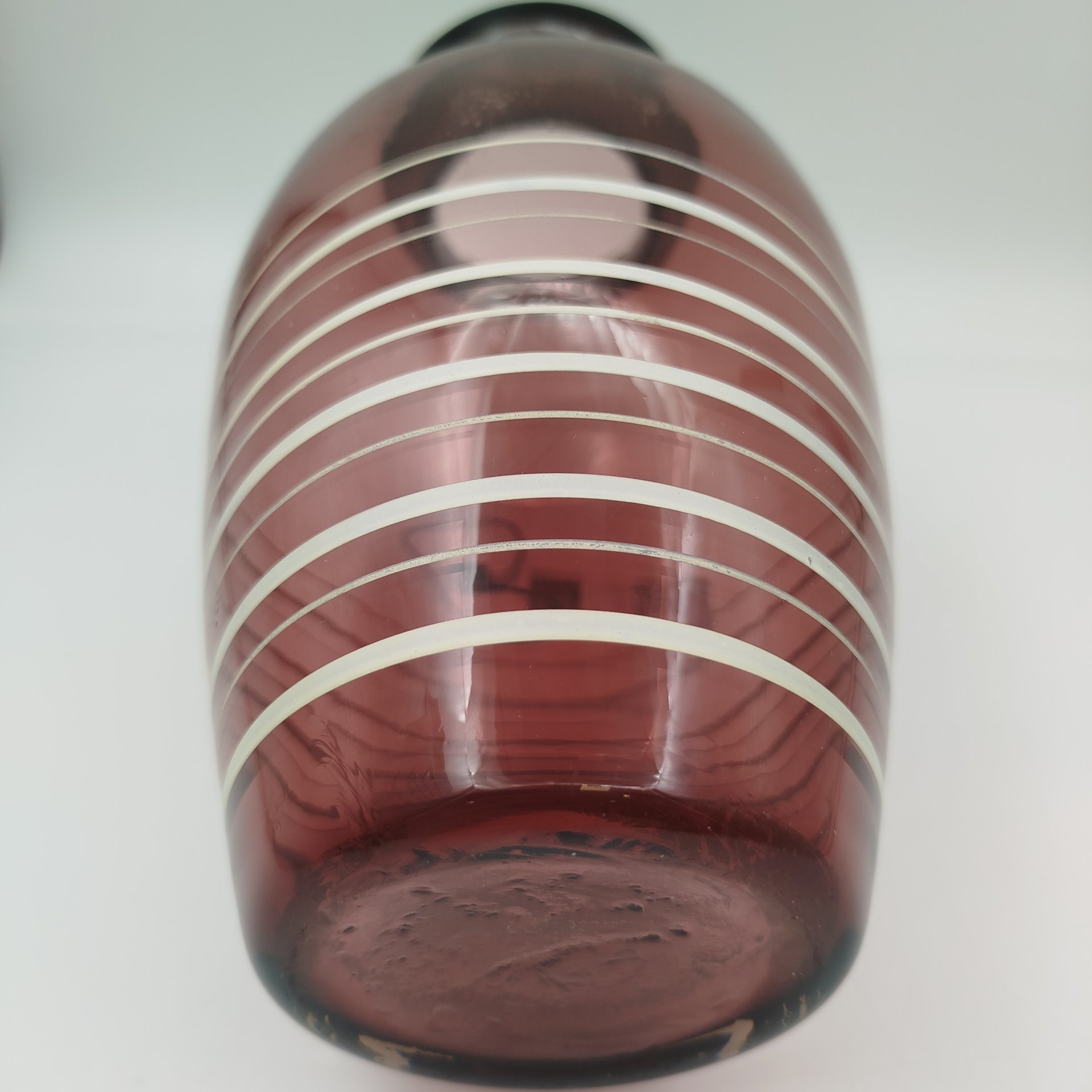 Ваза марганцевого оттенка, украшенная белыми параллельными полосами, цветное стекло, роспись, СССР, 1950-1970 гг.