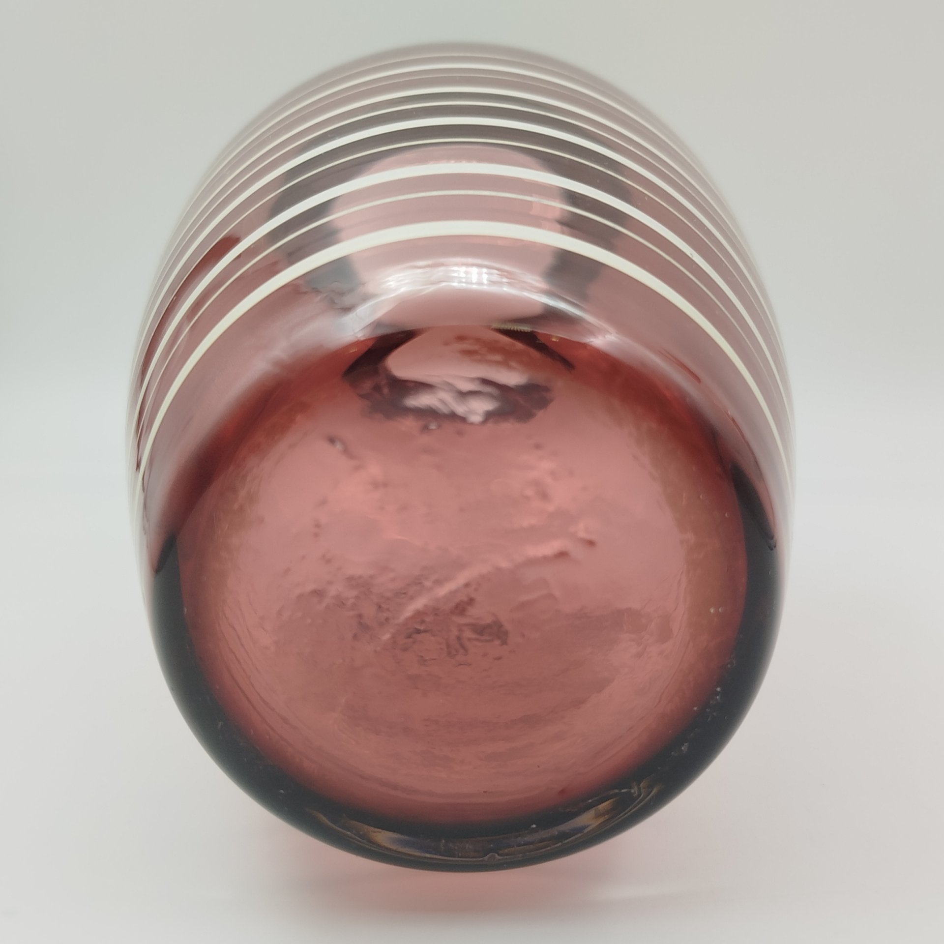 Ваза марганцевого оттенка, украшенная белыми параллельными полосами, цветное стекло, роспись, СССР, 1950-1970 гг.