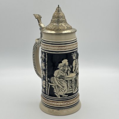 Кружка пивная с изображением сцены флирта ( Парочки в трактире), керамика, рельеф, крышка - сплав металлов, Marzi & Remy, Marzi & Remy