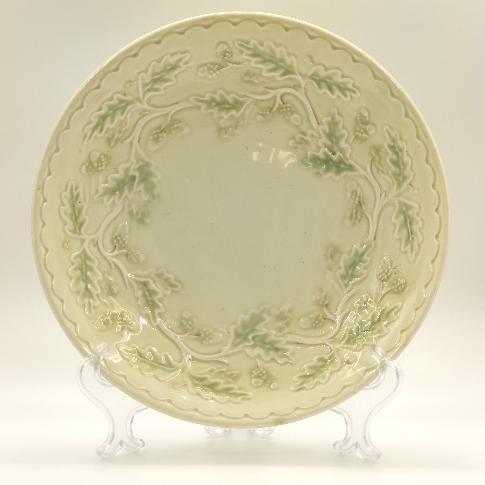 Блюдо с рельефным декором "Желуди", фаянс, роспись, Конаковский фаянсовый завод им. М.И. Калинина (ЗиК Конаково), СССР, 1950-1970 гг.