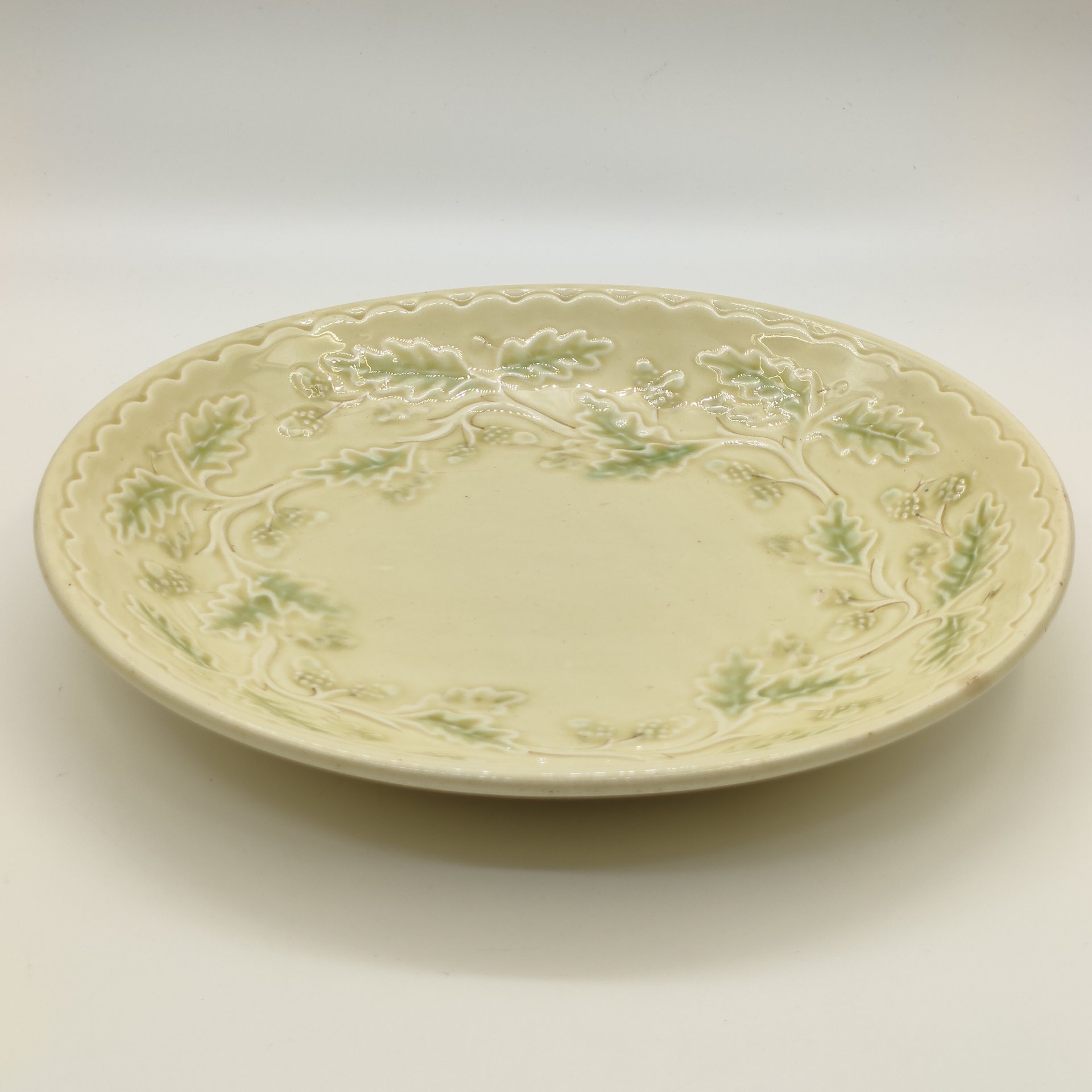 Блюдо с рельефным декором "Желуди", фаянс, роспись, Конаковский фаянсовый завод им. М.И. Калинина (ЗиК Конаково), СССР, 1950-1970 гг.