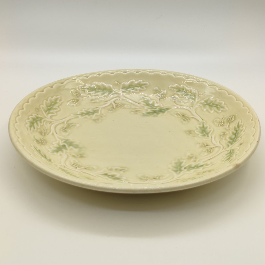 Блюдо с рельефным декором "Желуди", фаянс, роспись, Конаковский фаянсовый завод им. М.И. Калинина (ЗиК Конаково), СССР, 1950-1970 гг.