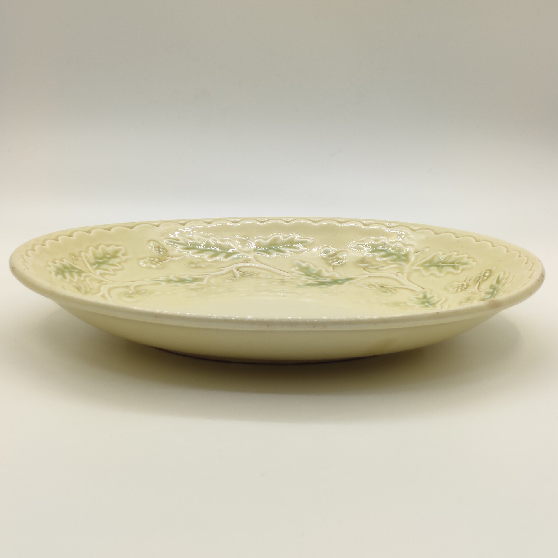 Блюдо с рельефным декором "Желуди", фаянс, роспись, Конаковский фаянсовый завод им. М.И. Калинина (ЗиК Конаково), СССР, 1950-1970 гг.