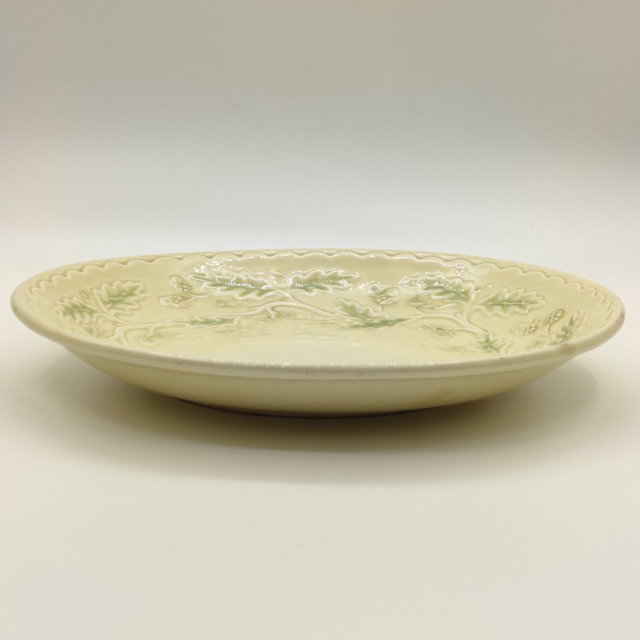 Блюдо с рельефным декором "Желуди", фаянс, роспись, Конаковский фаянсовый завод им. М.И. Калинина (ЗиК Конаково), СССР, 1950-1970 гг.