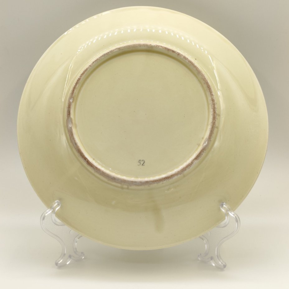 Блюдо с рельефным декором "Желуди", фаянс, роспись, Конаковский фаянсовый завод им. М.И. Калинина (ЗиК Конаково), СССР, 1950-1970 гг.