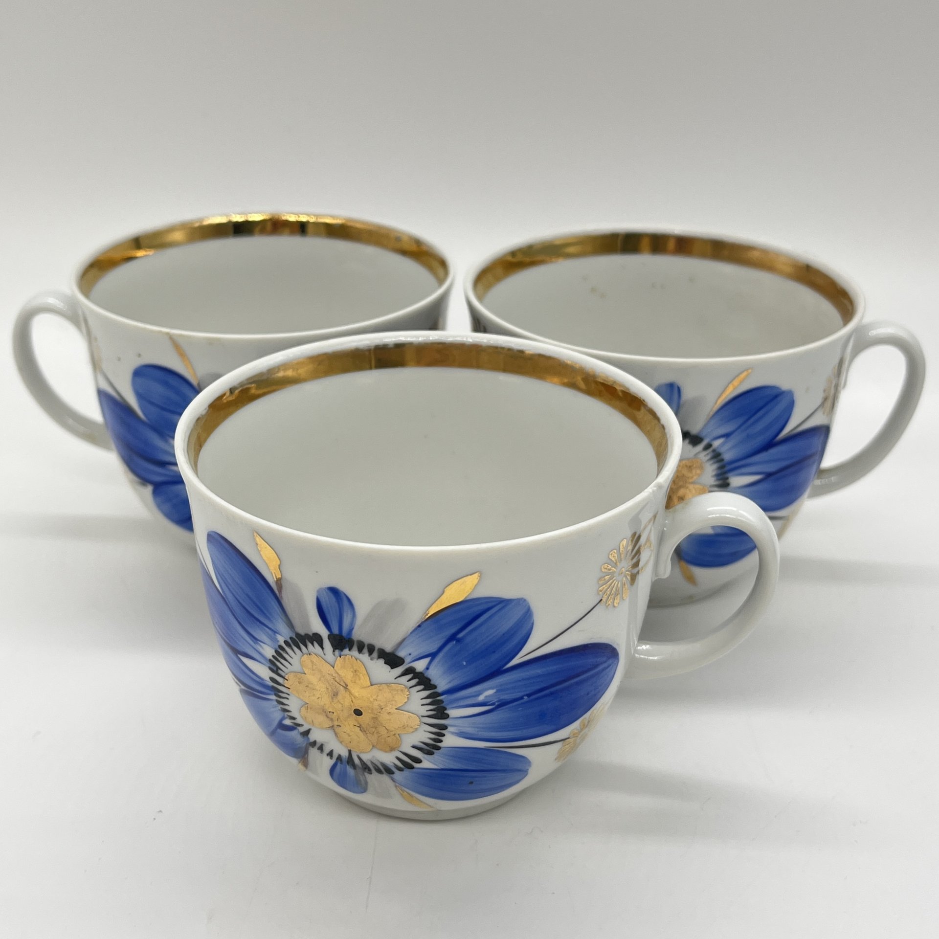 Набор из 3 кружек с расписным цветочным декором, фарфор, роспись, золочение, Барановский фарфоровый завод, СССР, 1970-1991 гг.